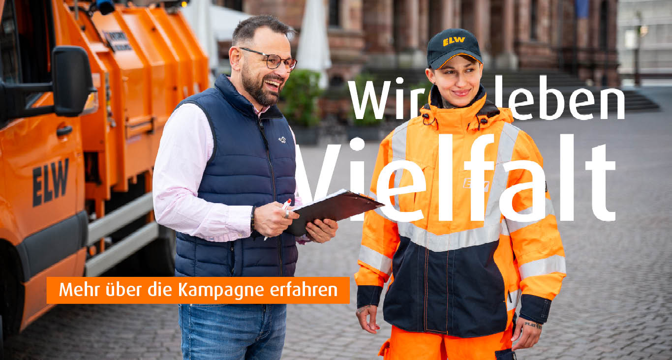 Zwei Mitarbeitende der ELW im Gespräch vor einem orangefarbenen Müllfahrzeug, eine Person in Warnkleidung. Text auf dem Bild: Wir leben Vielfalt. Mehr über die Kampagne erfahren.