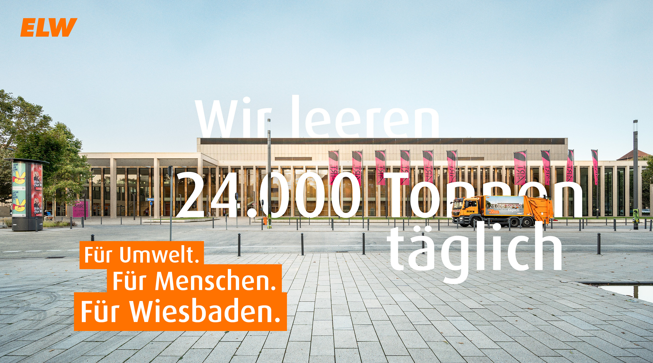 ein Mülllastwagen fährt vor dem RheinMain CongressCenter in Wiesbaden davor Text: Wir leeren 24.000 Tonnen täglich Für Umwelt. Für Menschen. Für Wiesbaden.
