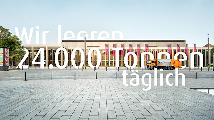 Ein orangefarbenes Müllfahrzeug der ELW steht vor dem RheinMain CongressCenter in Wiesbaden. Text auf dem Bild: Wir leeren 24.000 Tonnen täglich.