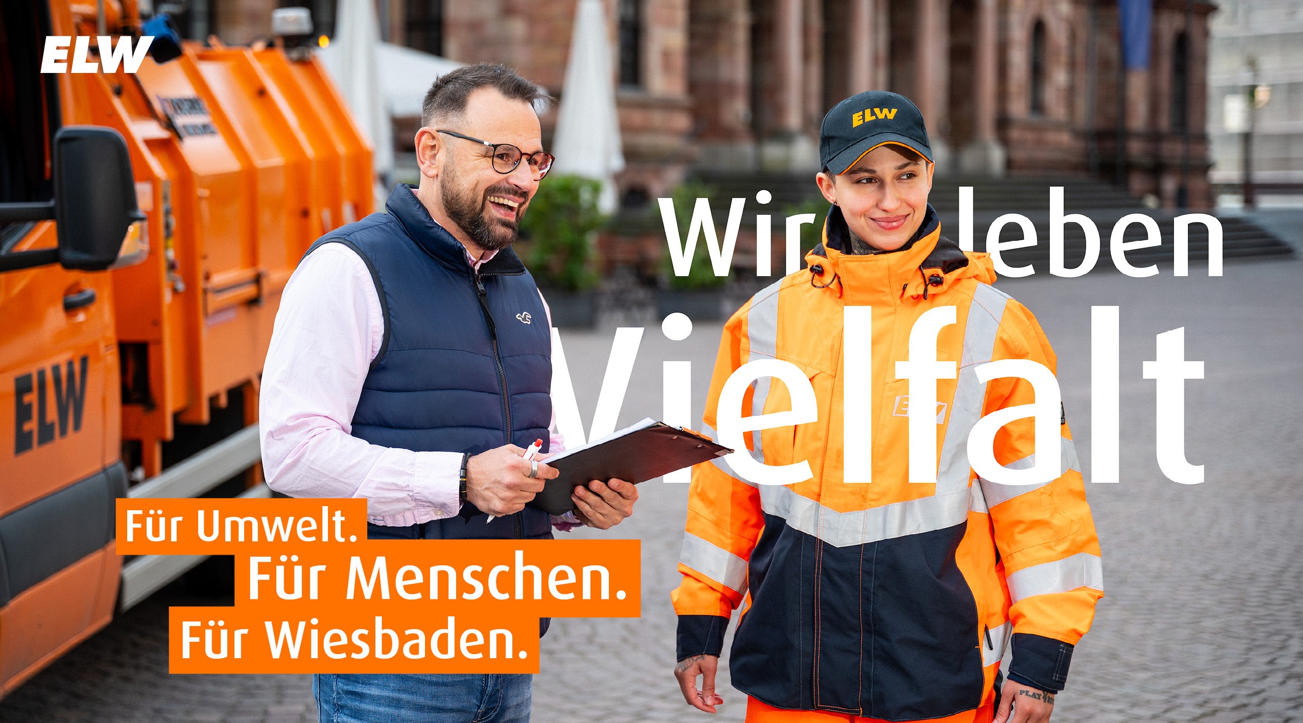 Zwei Mitarbeitende der ELW unterhalten sich vor einem orangefarbenen Entsorgungsfahrzeug, eine Person trägt Warnkleidung und ELW-Kappe. Text auf dem Bild: Wir leben Vielfalt. Für Umwelt. Für Menschen. Für Wiesbaden. Oben links das ELW-Logo.